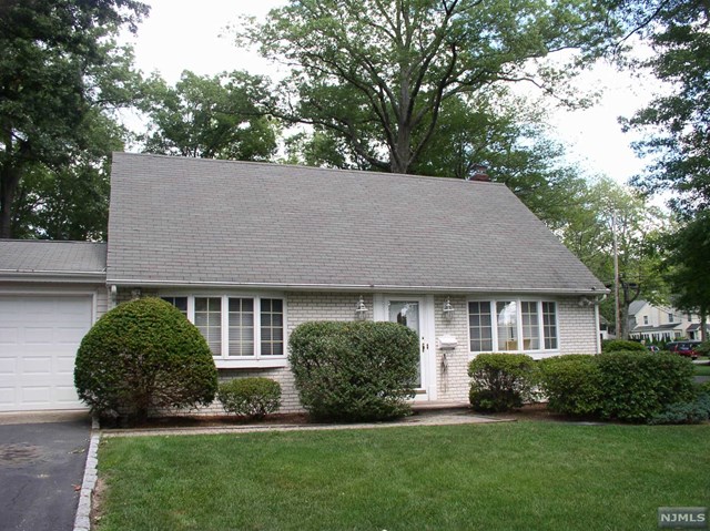 Sold: 90 Colona St, Wyckoff, NJ 07481 | 4 Beds / 1 Full Bath | $350,000