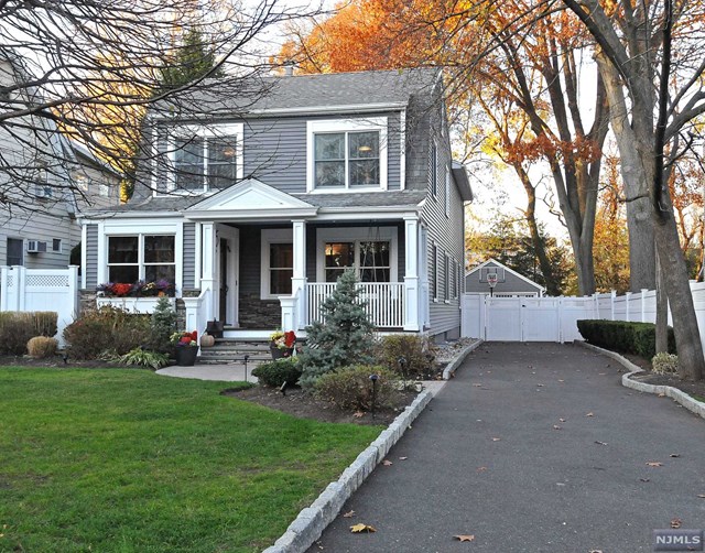 Sold 9 Norman Pl, Tenafly, NJ 07670 4 Beds / 2 Full Baths / 1 Half
