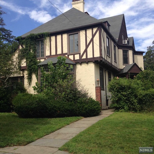 Sold 290 Clinton Pl, Hackensack, NJ 07601 7 Beds / 4 Full Baths / 1 Half Bath 450,000