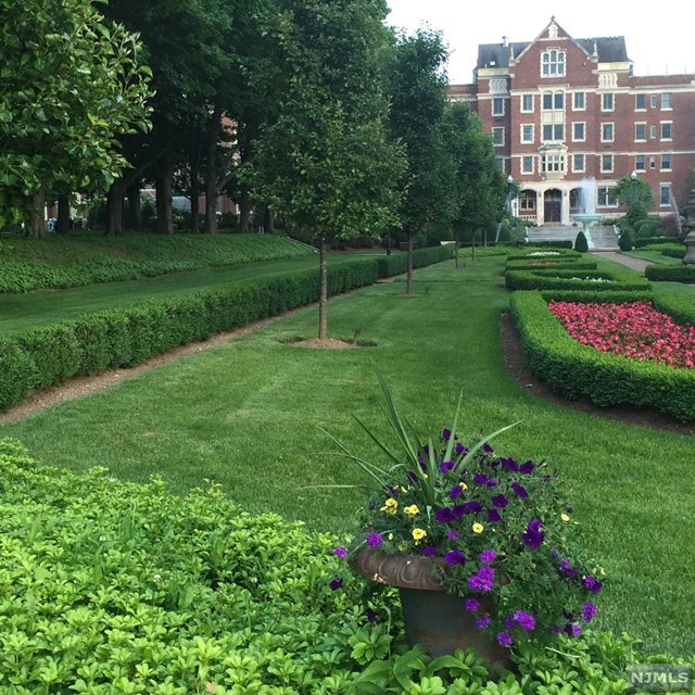 Sold 5303 Rio Vista Dr, Mahwah, NJ 07430 2 Beds / 2 Full Baths