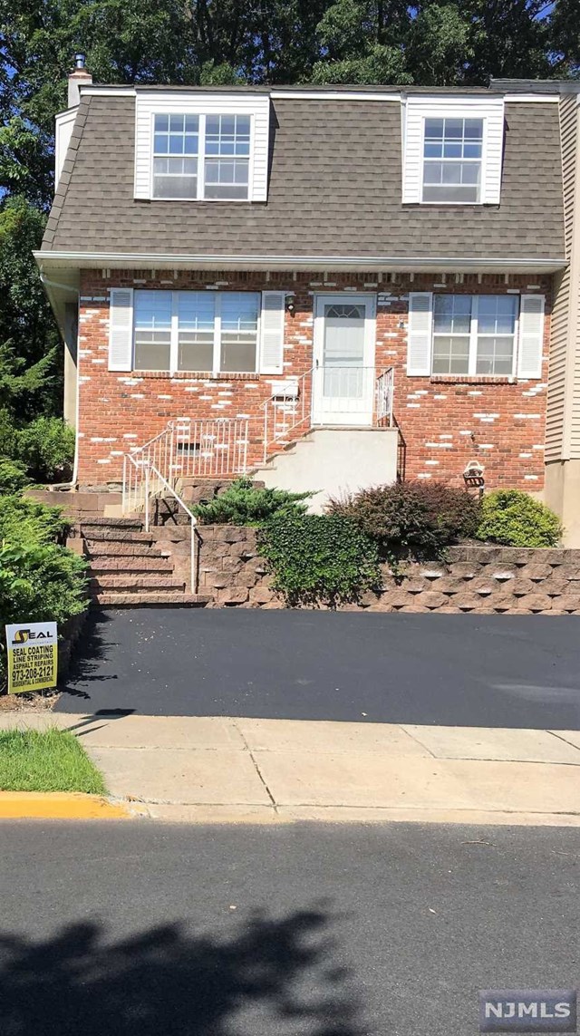 Sold 1 Sandra Ln, Bloomingdale, NJ 07403 3 Beds / 1 Full Bath / 1