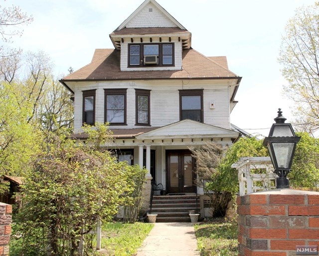 Sold Leonia, NJ 07605 8 Beds / 1 Full Bath / 2 Half Baths 660,000