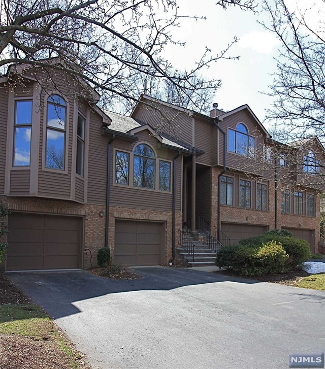 Sold 18 Lakeview Dr, Old Tappan, NJ 07675 4 Beds / 3 Full Baths / 1 Half Bath 640,000