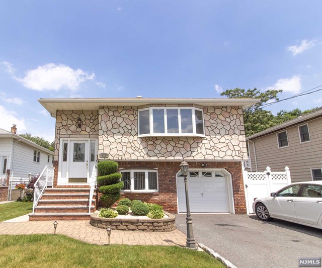 Sold 435 E 54th St, Elmwood Park, NJ 07407 3 Beds / 2 Full Baths