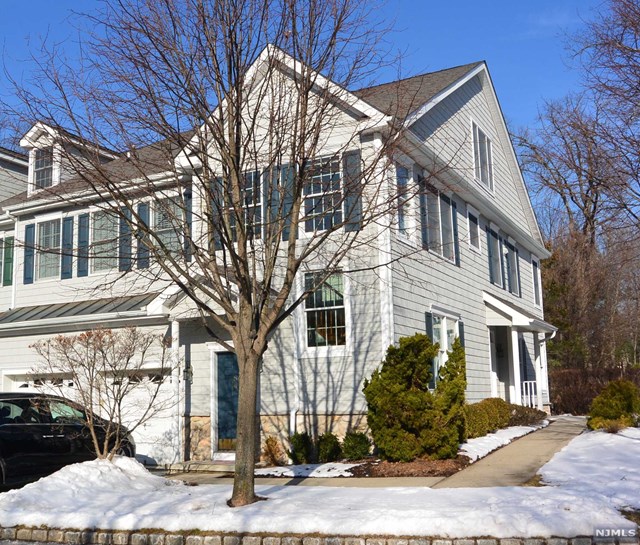 Sold 84 Pheasant Run, Old Tappan, NJ 07675 2 Beds / 3 Full Baths