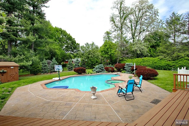Sold: 1 Strawberry Hill Court Montvale NJ 07645 5 Beds / 3 Full