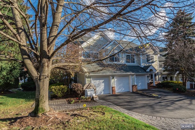 Sold: 602 Stonewall Court Wyckoff NJ 07481 3 Beds / 3 Full Baths