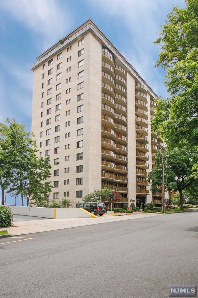 Sold 150 Overlook Avenue, 16B, Hackensack, NJ 07601 2 Beds / 1 Full